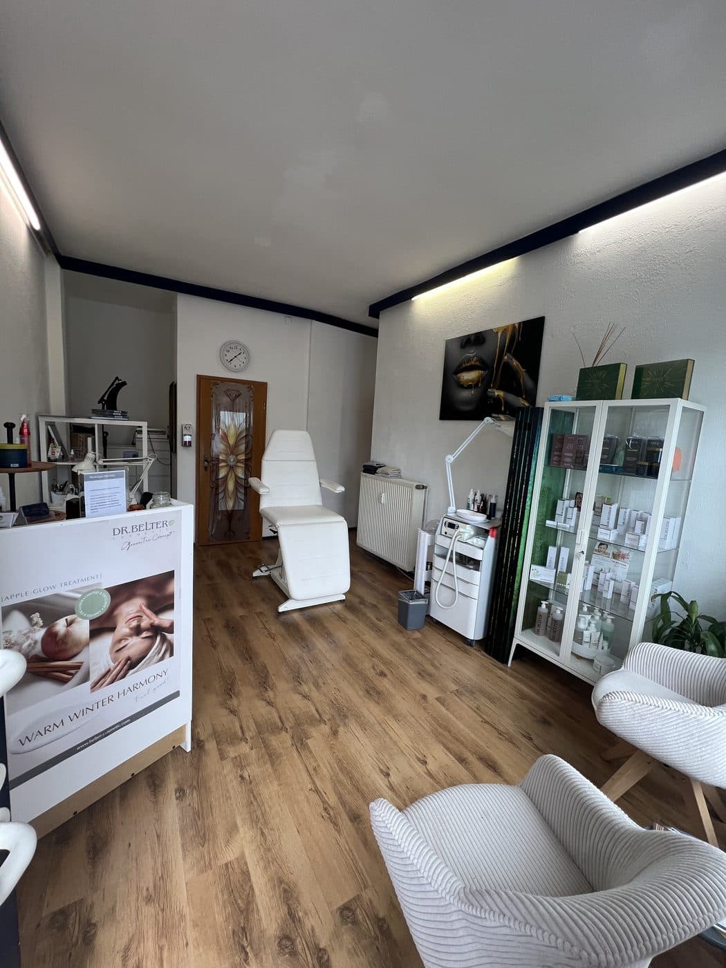Heller Studioraum mit Behandlungsliege im Kosmetikstudio Bad Segeberg