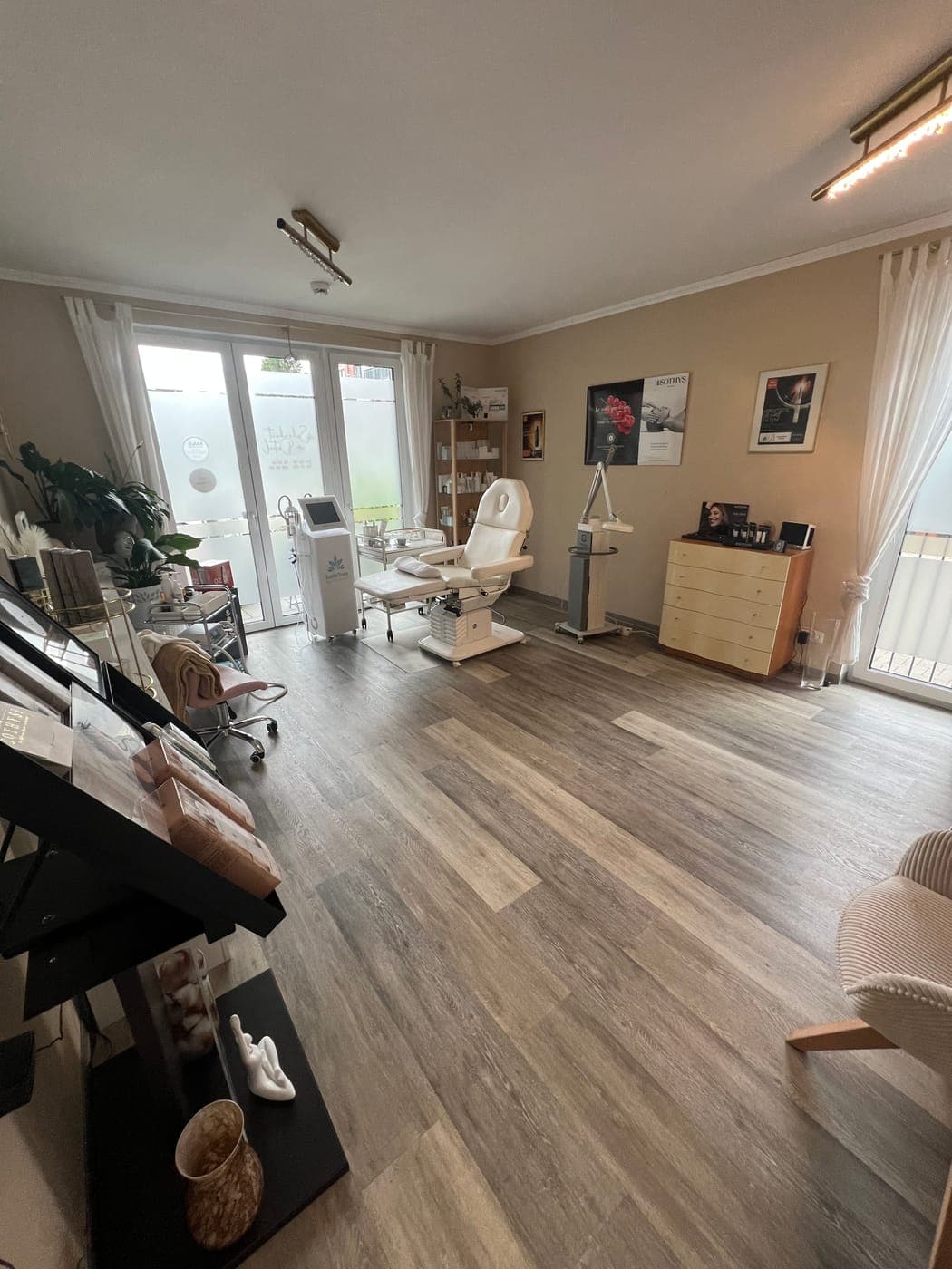 Behandlungsraum mit Hydrogenium-Gerät im Kosmetikstudio Kaltenkirchen
